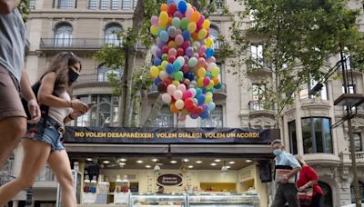 El Ayuntamiento de Barcelona insta al desalojo de las paradas de los pajareros de la Rambla y estos se niegan a entregar las llaves