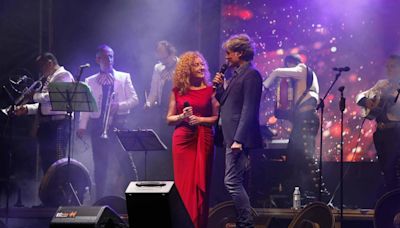 Serenata de mariachis con Nando Agüeros y Mina Longo a la orilla del mar en Luanco