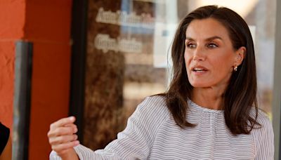 Letizia inaugura el curso escolar en Guadalajara con su look más cómodo con blusa de estreno