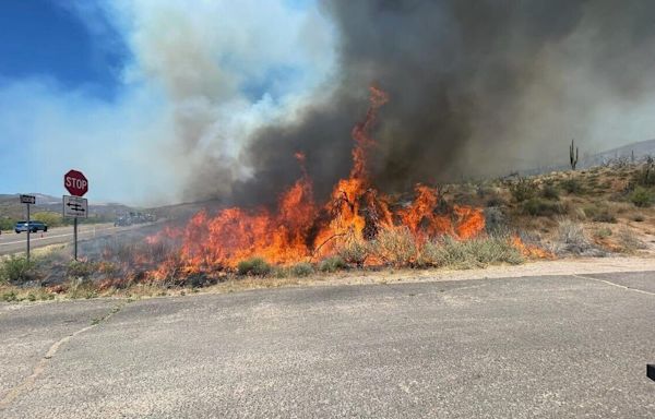 Fire burning north of Phoenix claims 1,500 acres, forces northbound SR 87 to close