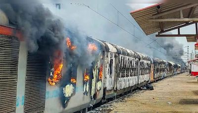 Coach of Amritsar-Howrah Mail catches fire near station; no casualties reported - CNBC TV18