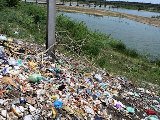 Residents raise a stink over indiscriminate dumping of garbage on the banks of Cauvery at Kambarasampettai