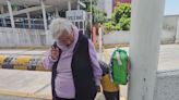 Esta anciana lleva cinco años viviendo en una central de autobuses esperando a que sus hijos regresen por ella