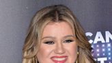 Kelly Clarkson Shows Off Her Glowing Makeup-Free Complexion In Instagram Live Video