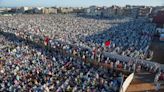 Rezos multitudinarios al aire libre en Marruecos para celebrar el fin de Ramadán