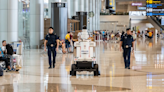 "Como sacado de Black Mirror": Robots policía patrullan el aeropuerto de Singapur