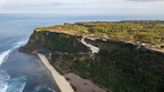 El Boeing 737 convertido en una villa de lujo con vistas a una playa de Bali