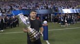 Un viejo conocido: “Kun” Agüero fue el encargado de llevar el trofeo de la Copa América