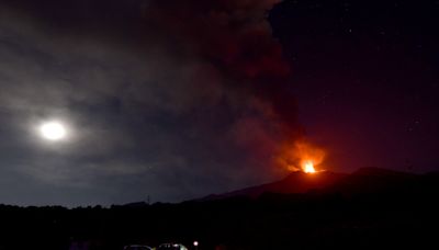 Llueve ceniza sobre Catania y se cancelan vuelos por la intensa actividad del volcán Etna