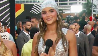 Clarissa Molina se atrevió a todo con su look en la alfombra roja de Premios Juventud