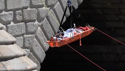 Los bomberos de Madrid rescatan a un hombre que se había caído desde el Puente de Segovia