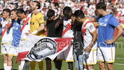 Los jugadores del Rayo con la bandera del "¡No nos moverán!"