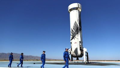 Jeff Bezos' Blue Origin wird zum ersten Mal seit 2 Jahren Menschen in den Weltraum bringen – deshalb hat es so lange gedauert