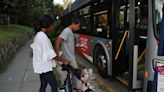 Migrantes transportados en autobús de Texas a Washington buscan conseguir vivienda y atención médica