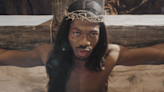 Rapero Lil Nas X simula crucifixión en su nuevo video musical 'J Christ'