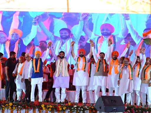 Wearing turbans, Haryana CM, Jindal holds rally in Sikh dominated Pehowa in Kurukshetra | India News - Times of India