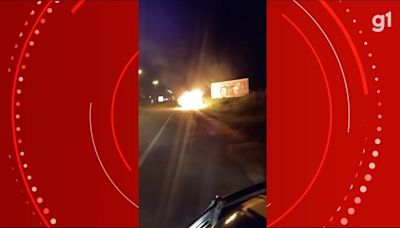 VÍDEO: Após pane elétrica, carro pega fogo na BR-135 em São Luís