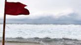 Policía Acuática rescata a 14 turistas por fenómeno de Mar de Fondo