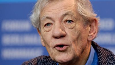 Ian McKellen, actor de "El señor de los anillos", es hospitalizado tras caer de un escenario