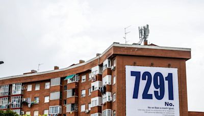 Más Madrid coloca dos lonas en la capital con la cifra que persigue a Ayuso desde el abandono en las residencias: 7.291