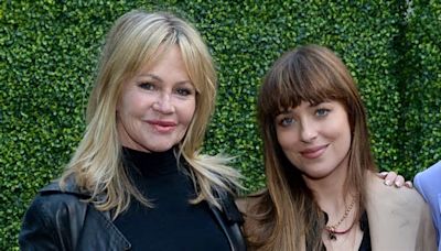 Melanie Griffith posa feliz con el que fue su hijastro, hermano de su hija Dakota Johnson y un calco a su padre actor