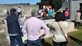 Duras críticas al alcalde de Llanes, Enrique Riestra, durante el homenaje del PSOE a los muertos por la República