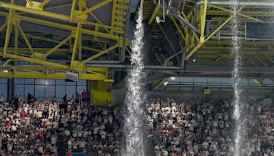 El hombre que trepó al techo del Signal Iduna Park se arriesga a pagar los costes de la operación policial