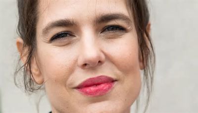 Manicura metalizada y moño alto, el extraordinario combo beauty de Carlota Casiraghi en el desfile de Chanel