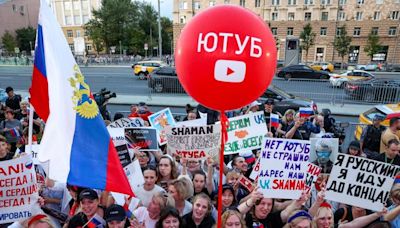 Russie : Des centaines de personnes protestent le blocage de chaînes YouTube devant l’Ambassade des Etats-Unis
