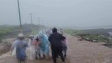 豪雨襲台東「蘭嶼野溪暴漲」 遊客牽機車冒險通過…差點被沖走