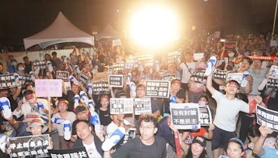 高雄反國會濫權活動 民眾高舉標語表訴求 (圖)