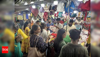 Kolkata shoppers flood markets ahead of Durga Puja weekend rush | Bengali Movie News - Times of India