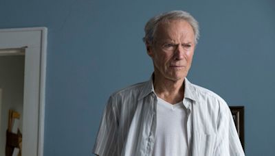 Clint Eastwood reaparece con aspecto frágil pero activo a sus 93 años