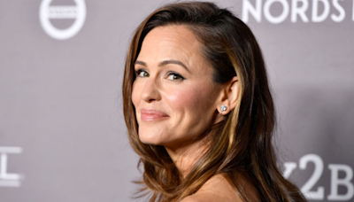 Jennifer Garner’s Reaction To Being Trapped In An Elevator Is A Must-See | iHeart