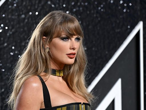 2024 MTV VMAs: Taylor Swift hits the carpet in edgy plaid dress