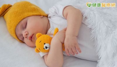 嬰幼兒「睡眠訓練」睡過夜？ 醫警告：新生兒三個月後再進行！