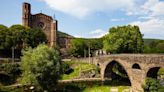 El bonito pueblo de Girona situado en un parque natural volcánico: tiene un castillo, un monasterio e impresionantes cascadas