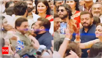 ...wedding: Shah Rukh Khan and Salman Khan go nostalgic as they dance to Bhangra Paa Le from Karan Arjun | Hindi Movie News - Times of India