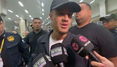 Philippe Coutinho desembarca no Rio e confirma negociações com Vasco