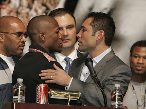 “Deja de quedar en vergüenza”: Óscar de la Hoya critica a Floyd Mayweather Jr. por sus exhibiciones - El Diario NY