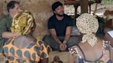 "Je suis stressé" : Slimane chante un extrait d’une de ses chansons face au villageoises dans Rendez-vous en terre inconnue (VIDEO)