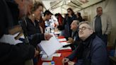 Barcelona celebra un Sant Jordi que aspira a batir récord de ventas de libros y rosas