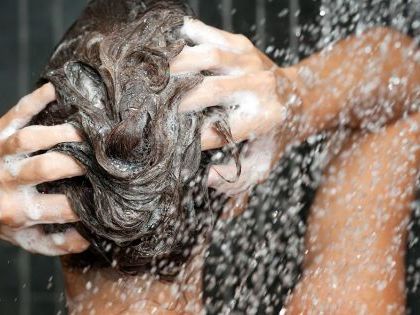 Cuál es la temperatura ideal del agua para lavarse el pelo todos los días, según los especialistas