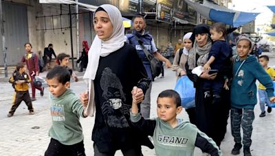 Gaza war: Palestinians flee as Israeli forces go back into Jabalia