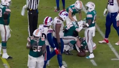 Estremecedor golpe en la NFL: chocó su cabeza contra un rival y sufrió conmoción cerebral