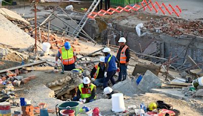 Buscan a 49 obreros tras un derrumbe con 5 muertos en Sudáfrica