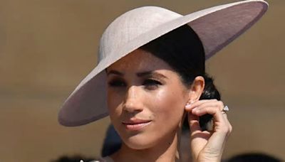 Acusan a Meghan Markle de soberbia; así quitó a una mujer que se paró a lado del príncipe Harry | VIDEO