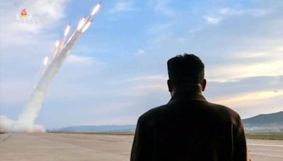 Líder norcoreano supervisa lanzamiento múltiple de cohetes