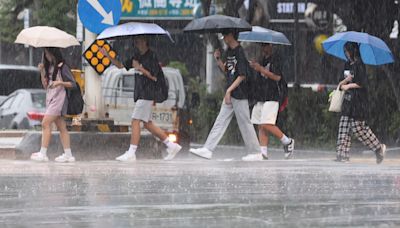 氣象署發布大雨特報 雨彈炸7縣市慎防雷擊強陣風