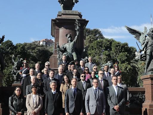 La Nación / Buenos Aires recordó la independencia de Paraguay con emotivo homenaje